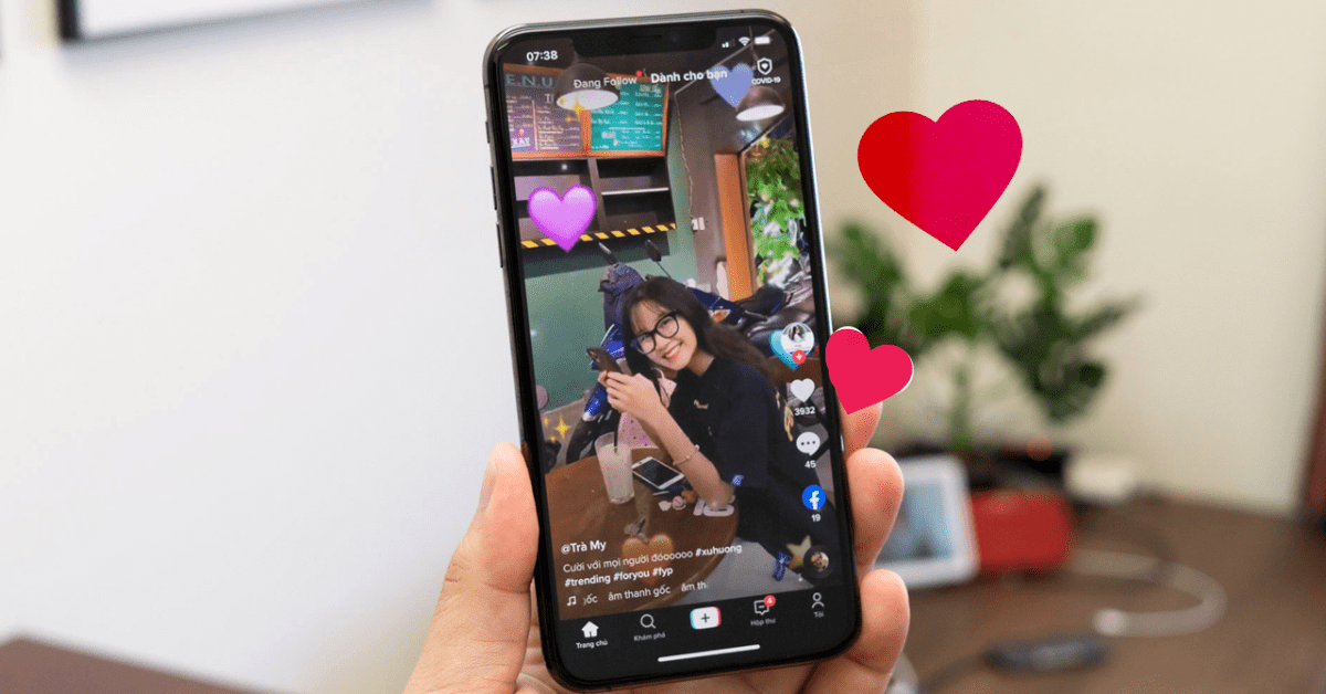 TikTok ưu tiên hiển thị video có tỷ lệ tương tác cao (tim, chia sẻ, bình luận) trên mục For You Page